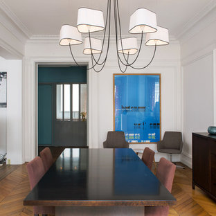 Exemple d'une grand salle à manger tendance fermée avec un mur blanc, un sol en bois brun et aucune cheminée.