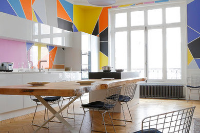 Idee per una sala da pranzo aperta verso il soggiorno minimal di medie dimensioni con pareti multicolore e pavimento in legno massello medio