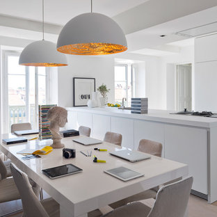 Idée de décoration pour une salle à manger ouverte sur la cuisine design de taille moyenne avec un mur blanc, un sol en bois clair et aucune cheminée.