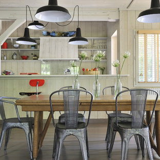 Cette photo montre une grand salle à manger ouverte sur la cuisine bord de mer avec un mur beige, un sol en bois foncé et aucune cheminée.