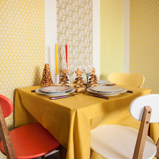 Exemple d'une petit salle à manger tendance fermée avec un mur jaune et un sol en bois foncé.