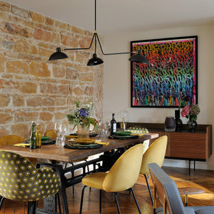 Exemple d'une salle à manger ouverte sur le salon tendance de taille moyenne avec un mur beige, un sol en bois brun et un sol marron.