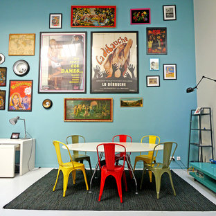 Exemple d'une salle à manger ouverte sur le salon éclectique de taille moyenne avec un mur bleu.