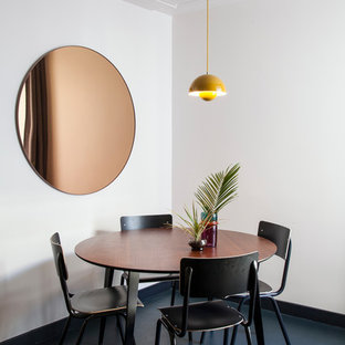 Exemple d'une salle à manger tendance avec un mur blanc et un sol bleu.