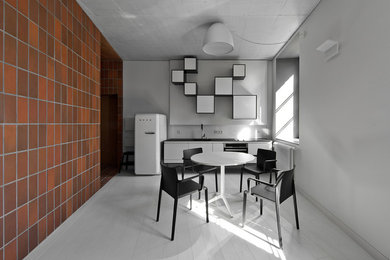 Aménagement d'une salle à manger ouverte sur le salon craftsman de taille moyenne avec un mur marron, parquet peint et un sol blanc.