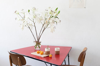 Inspiration för en funkis matplats, med vita väggar och målat trägolv