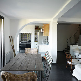 Inspiration pour une salle à manger ouverte sur le salon traditionnelle de taille moyenne avec un mur blanc, un sol en carrelage de céramique et aucune cheminée.
