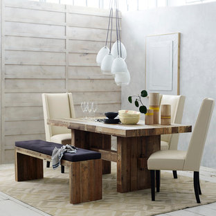 Foto di una sala da pranzo aperta verso il soggiorno minimal di medie dimensioni con pareti bianche, pavimento in legno verniciato e nessun camino