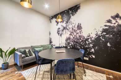 Immagine di una sala da pranzo minimal di medie dimensioni con pareti blu, pavimento in legno massello medio, nessun camino, pavimento marrone e carta da parati