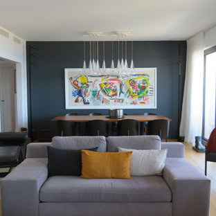 Idée de décoration pour une petit salle à manger ouverte sur le salon design avec un mur multicolore.