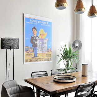 Réalisation d'une salle à manger ouverte sur le salon nordique avec un mur blanc.