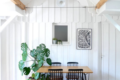 Exemple d'une salle à manger chic de taille moyenne avec un mur blanc et parquet clair.