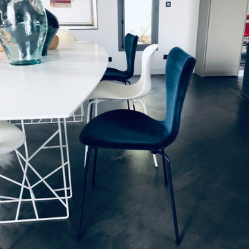 Chaise LALA BERLIN s'habille en velours bleu marine