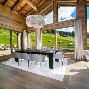 Exemple d'une grand salle à manger ouverte sur le salon éclectique avec un mur marron et un sol en bois brun.