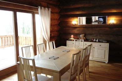 Idées déco pour une salle à manger montagne fermée et de taille moyenne avec un mur marron, parquet clair et un sol beige.