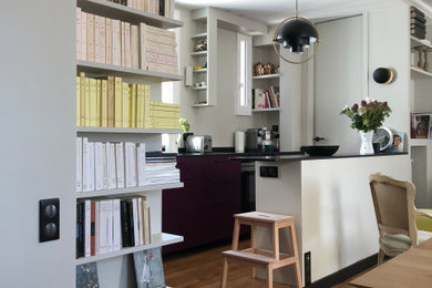 Inspiration pour une salle à manger ouverte sur la cuisine design de taille moyenne avec un mur blanc, parquet clair et aucune cheminée.