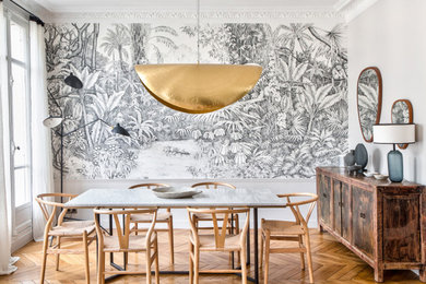 Inspiration pour une salle à manger design avec un mur gris, un sol en bois brun, un sol marron et du papier peint.