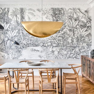Inspiration pour une salle à manger design avec un mur gris, un sol en bois brun, un sol marron et du papier peint.