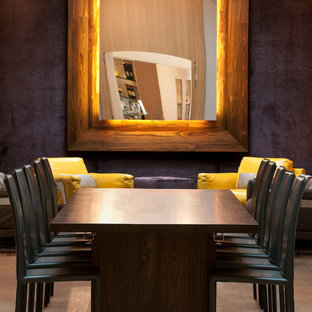 Idées déco pour une salle à manger ouverte sur le salon contemporaine de taille moyenne avec un mur gris et un sol en bois clair.