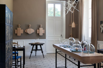 Foto på en stor minimalistisk matplats, med beige väggar och klinkergolv i keramik