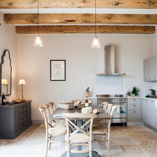 Inspiration pour une salle à manger ouverte sur le salon méditerranéenne de taille moyenne avec un mur blanc, aucune cheminée et un sol en carrelage de céramique.