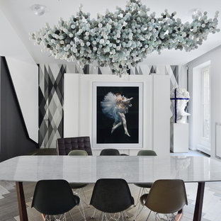 Exemple d'une grand salle à manger ouverte sur le salon tendance avec un mur blanc, un sol en bois clair et aucune cheminée.