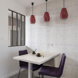 Idée de décoration pour une petit salle à manger design avec un mur blanc, un sol en carrelage de porcelaine et un sol gris.