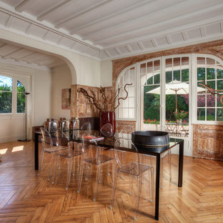 Aménagement d'une grand salle à manger classique avec un mur beige.