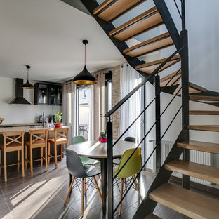 Inspiration pour une salle à manger ouverte sur le salon design avec un mur blanc.