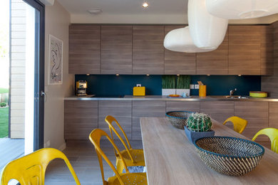 Exemple d'une salle à manger ouverte sur la cuisine tendance de taille moyenne avec un mur blanc, un sol en bois brun et aucune cheminée.