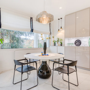 Cette photo montre une très grand salle à manger tendance fermée avec un sol en carrelage de céramique.