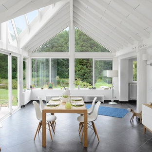 Réalisation d'une très grand salle à manger ouverte sur le salon design avec un mur blanc, un sol en carrelage de céramique et aucune cheminée.