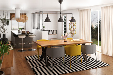 Aménagement d'une salle à manger ouverte sur le salon scandinave de taille moyenne avec un mur blanc, parquet foncé et un sol marron.