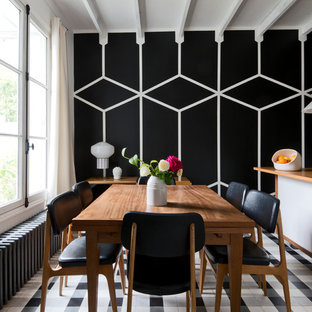 Idée de décoration pour une salle à manger design avec un mur noir.