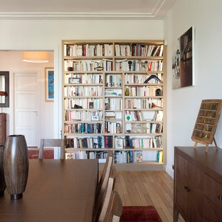 Idées déco pour une grand salle à manger ouverte sur le salon classique avec un mur blanc, un sol en bois brun et aucune cheminée.