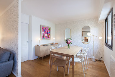 Idee per una sala da pranzo aperta verso il soggiorno minimal di medie dimensioni con pareti bianche, parquet chiaro e pavimento marrone