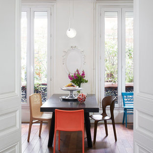 Idées déco pour une grand salle à manger ouverte sur le salon contemporaine avec un mur blanc, un sol en bois foncé et aucune cheminée.