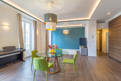 Offenes, Mittelgroßes Modernes Esszimmer ohne Kamin mit weißer Wandfarbe, Porzellan-Bodenfliesen und beigem Boden in Nizza