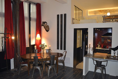 Imagen de comedor contemporáneo de tamaño medio abierto con paredes blancas, suelo de madera oscura y suelo negro