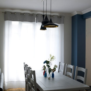 Exemple d'une petit salle à manger tendance avec un mur bleu.
