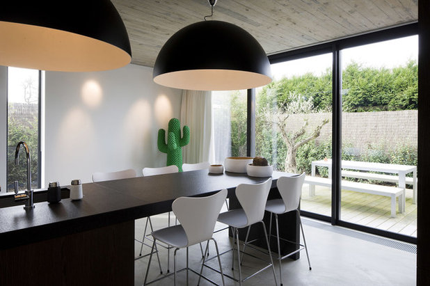 Contemporary Dining Room by Guillaume DA SILVA