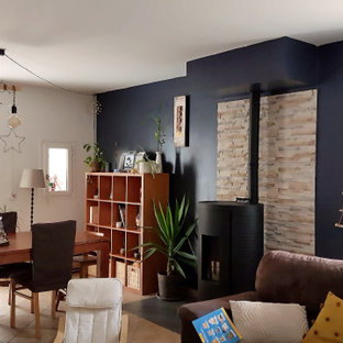 Exempel på en mellanstor modern matplats med öppen planlösning, med blå väggar, klinkergolv i keramik, en öppen vedspis och grått golv