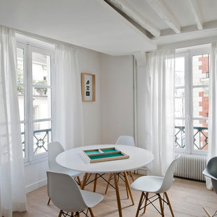 Inspiration pour une salle à manger ouverte sur le salon nordique de taille moyenne avec un mur beige et un sol en bois brun.
