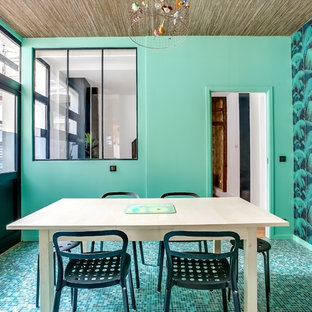 Idée de décoration pour une salle à manger ethnique fermée et de taille moyenne avec un mur vert et aucune cheminée.