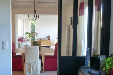 Aménagement d'une salle à manger ouverte sur le salon classique de taille moyenne avec un sol en carrelage de céramique et un mur blanc.