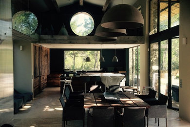 Источник вдохновения для домашнего уюта: большая гостиная-столовая в стиле модернизм с серыми стенами, полом из керамогранита и бежевым полом