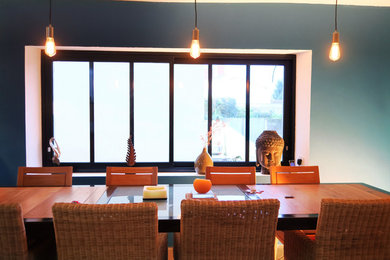 Пример оригинального дизайна: большая столовая в стиле модернизм с синими стенами