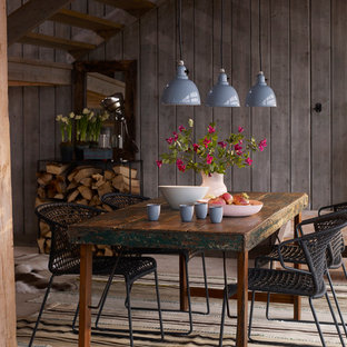 Idées déco pour une grand salle à manger ouverte sur le salon campagne avec un mur marron et un sol en bois clair.