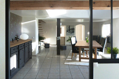 Inspiration pour une salle à manger ouverte sur le salon minimaliste de taille moyenne avec un mur beige et parquet clair.