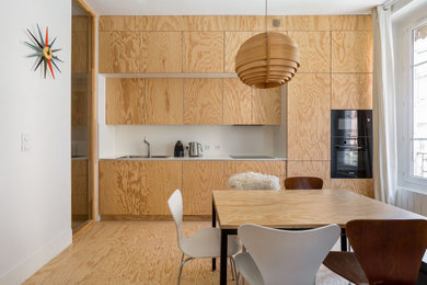 Ejemplo de comedor de cocina actual de tamaño medio con paredes blancas y suelo de madera clara
